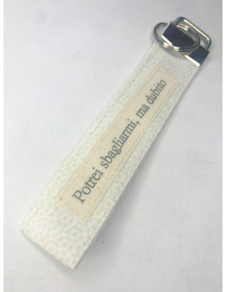 Portachiavi artigianale "Potrei sbagliarmi, ma dubito" - Esclusivo accessorio in stoffa bianca