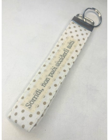 Portachiavi artigianale "Sorridi, non puoi ucciderli tutti" - Esclusivo accessorio in stoffa bianca a pois marroni