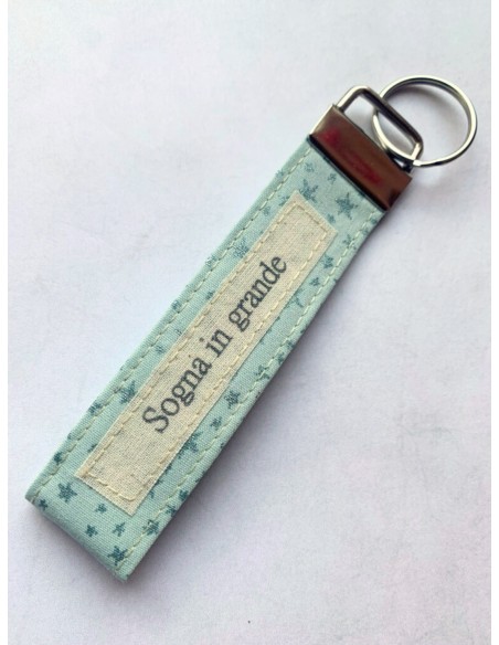 Portachiavi artigianale "Sogna in grande" - Esclusivo accessorio in stoffa azzurra con stelle glitter