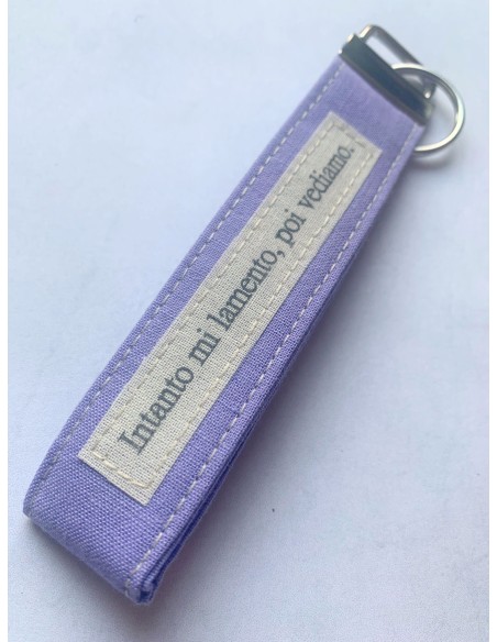 Portachiavi artigianale "Intanto mi lamento poi vediamo" - Esclusivo accessorio in stoffa viola