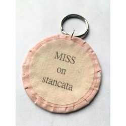 Ciondolo artigianale "MISS on stancata" - Esclusivo accessorio in stoffa rosa