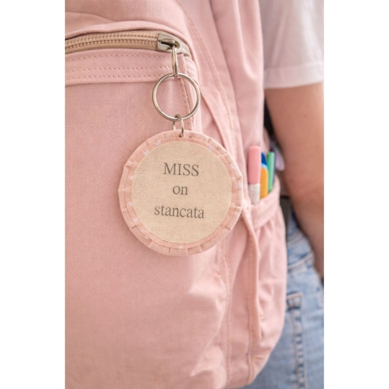 Ciondolo artigianale "MISS on stancata" - Esclusivo accessorio in stoffa rosa