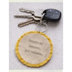 Ciondolo artigianale "Intanto mi lamento, poi vediamo." - Esclusivo accessorio in stoffa arancione 2