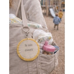 Ciondolo artigianale "Je suis esaurit" - Esclusivo accessorio in stoffa gialla 2