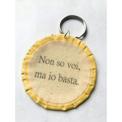 Ciondolo artigianale "Non so voi, ma io basta." - Esclusivo accessorio in stoffa gialla