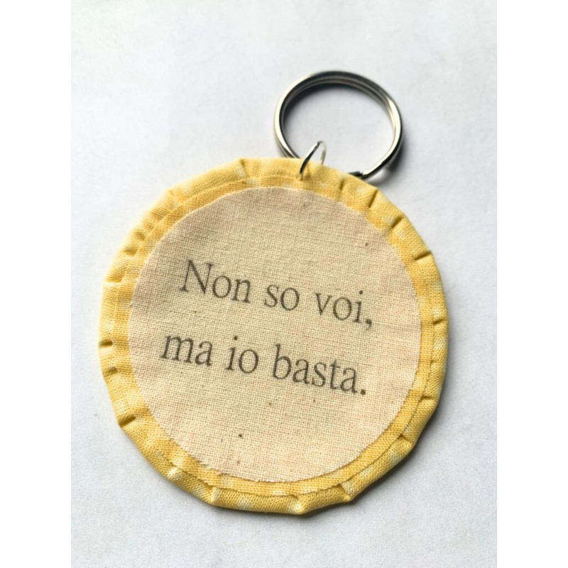 Ciondolo artigianale "Non so voi, ma io basta." - Esclusivo accessorio in stoffa gialla