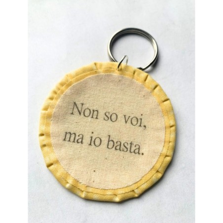 Ciondolo artigianale "Non so voi, ma io basta." - Esclusivo accessorio in stoffa gialla