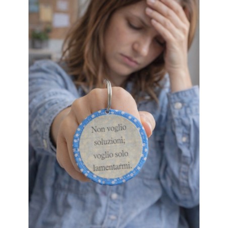 Ciondolo artigianale "Non voglio soluzioni, voglio solo lamentarmi" - Esclusivo accessorio in stoffa multicolor