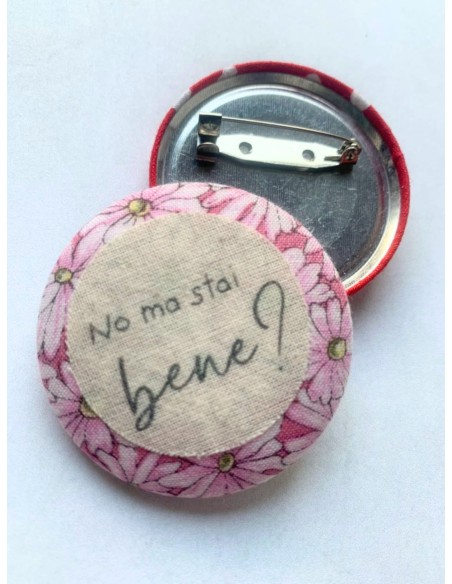 Spilla artigianale "NO MA STAI BENE?" - Esclusivo accessorio in stoffa rosa