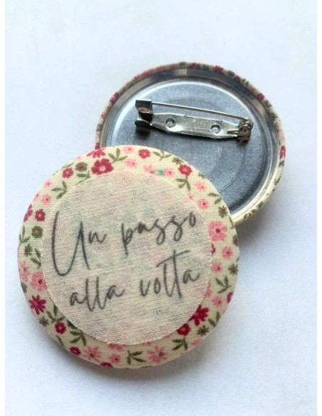 Spilla artigianale "Un passo alla volta" - Esclusivo accessorio in stoffa rosa