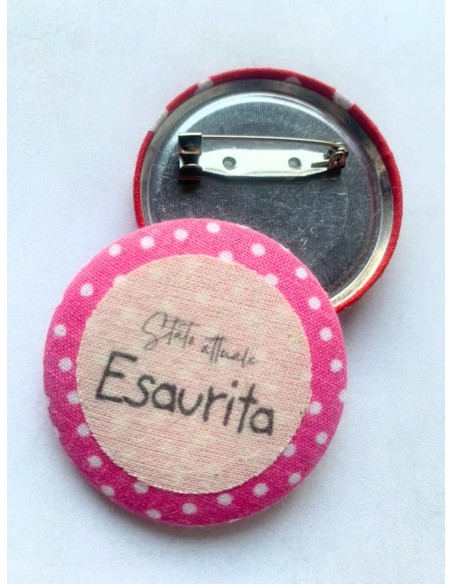 Spilla artigianale "Stato attuale: esaurita" - Esclusivo accessorio in stoffa rosa