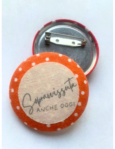Spilla artigianale "Sopravvissuta anche oggi" - Esclusivo accessorio in stoffa arancione