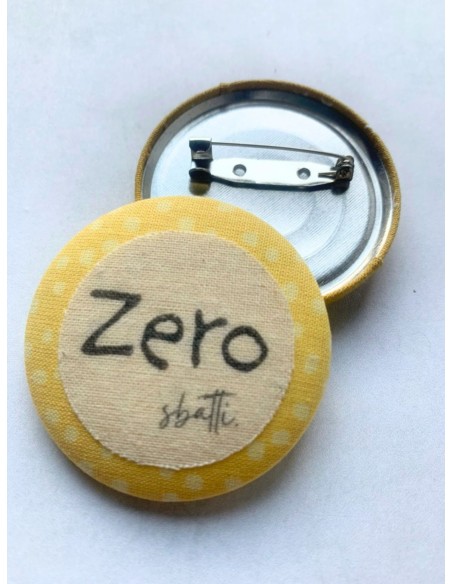 Spilla artigianale "Zero sbatti" - Esclusivo accessorio in stoffa gialla