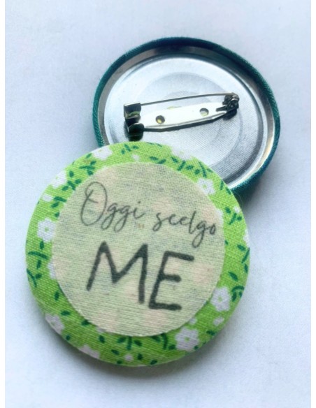 Spilla artigianale "Oggi scelgo me" - Esclusivo accessorio in stoffa verde