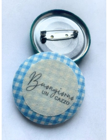 Spilla artigianale "Buongiorno un cazzo" - Esclusivo accessorio in stoffa azzurra