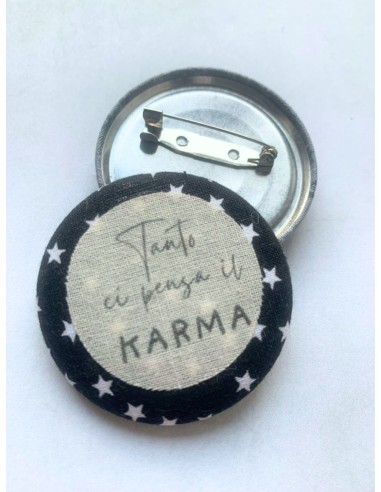 Spilla artigianale "Tanto ci pensa il karma" -...