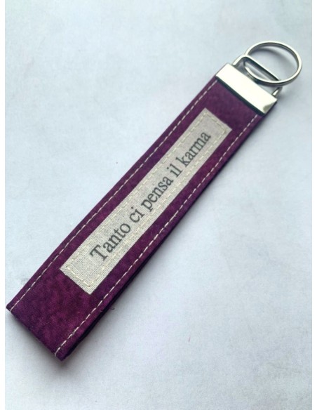 Portachiavi artigianale "Tanto ci pensa il karma" - Esclusivo accessorio in stoffa viola