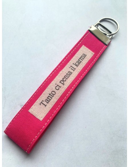 Portachiavi artigianale "Tanto ci pensa il karma" - Esclusivo accessorio in stoffa pink