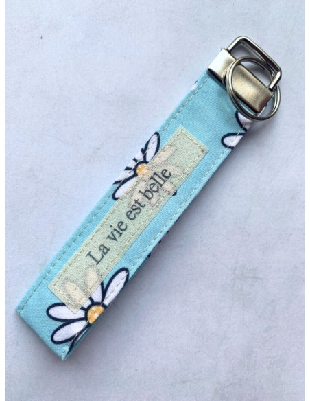 Portachiavi artigianale "La vie est belle" - Esclusivo accessorio in stoffa azzurra