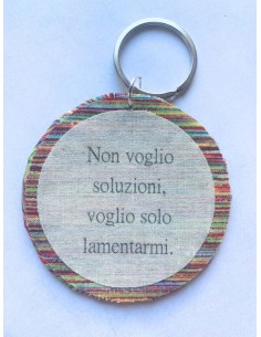 Ciondolo artigianale "Non voglio soluzioni, voglio solo lamentarmi" - Esclusivo accessorio in stoffa multicolor