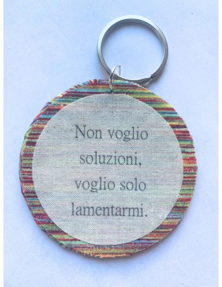 Ciondolo artigianale "Non voglio soluzioni, voglio solo lamentarmi" - Esclusivo accessorio in stoffa multicolor