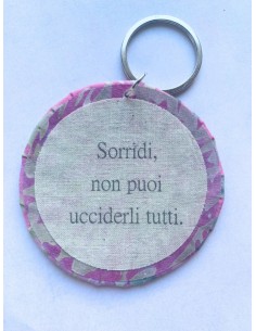 Ciondolo artigianale "Sorridi: non puoi ucciderli tutti" - Esclusivo accessorio in stoffa rosa