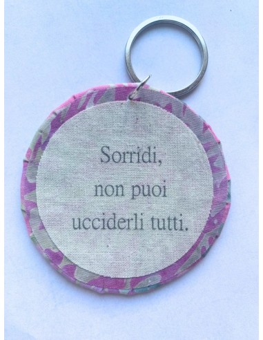 Ciondolo artigianale "Sorridi: non puoi ucciderli tutti" - Esclusivo accessorio in stoffa rosa