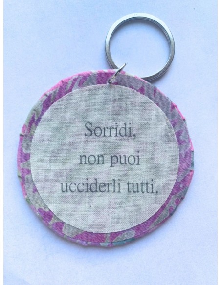 Ciondolo artigianale "Sorridi: non puoi ucciderli tutti" - Esclusivo accessorio in stoffa rosa