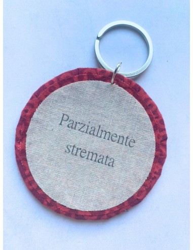 Ciondolo artigianale "Parzialmente stremata" - Esclusivo accessorio in stoffa rossa