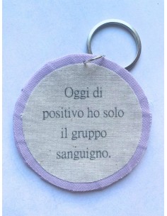 Ciondolo artigianale "Oggi di positivo ho solo il gruppo sanguigno" - Esclusivo accessorio in stoffa lilla