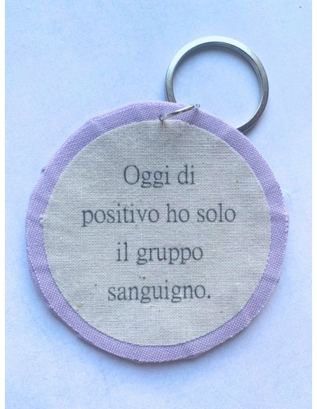 Ciondolo artigianale "Oggi di positivo ho solo il gruppo sanguigno" - Esclusivo accessorio in stoffa lilla