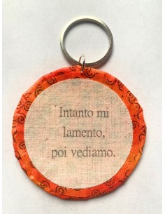 Ciondolo artigianale "Intanto mi lamento, poi vediamo." - Esclusivo accessorio in stoffa arancione
