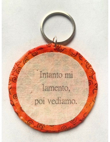 Ciondolo artigianale "Intanto mi lamento, poi vediamo." - Esclusivo accessorio in stoffa arancione