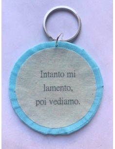 Ciondolo artigianale "Intanto mi lamento, poi vediamo." - Esclusivo accessorio in stoffa azzurra