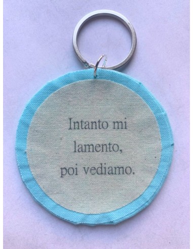 Ciondolo artigianale "Intanto mi lamento, poi vediamo." - Esclusivo accessorio in stoffa azzurra