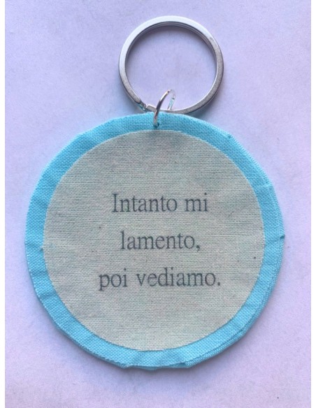 Ciondolo artigianale "Intanto mi lamento, poi vediamo." - Esclusivo accessorio in stoffa azzurra