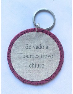 Ciondolo artigianale "Se vado a Lourdes trovo chiuso" - Esclusivo accessorio in stoffa rosa scuro