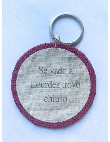 Ciondolo artigianale "Se vado a Lourdes trovo chiuso" - Esclusivo accessorio in stoffa rosa scuro