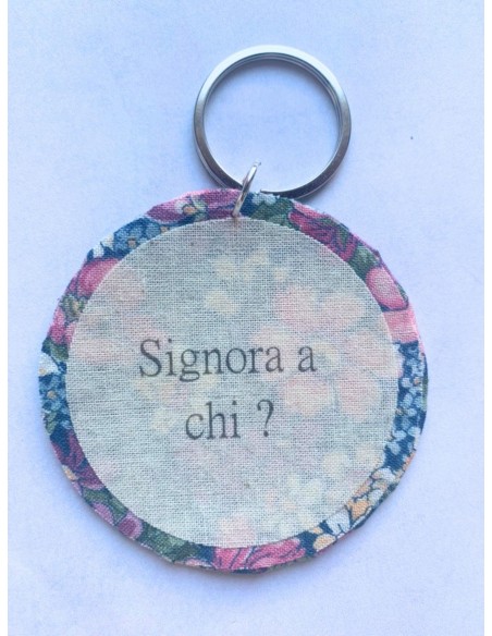 Ciondolo artigianale "Signora a chi?" - Esclusivo accessorio in stoffa rosa