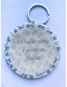 Ciondolo artigianale "Ci vuole calma e prosecco freddo" - Esclusivo accessorio in stoffa azzurra