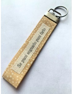 Portachiavi artigianale "Se puoi sognarlo puoi farlo" - Esclusivo accessorio in stoffa gialla