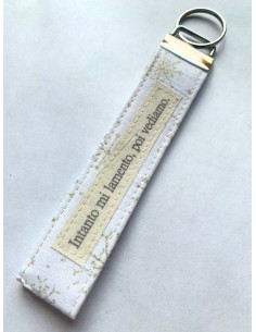 Portachiavi artigianale "Intanto mi lamento poi vediamo" - Esclusivo accessorio in stoffa bianca e oro