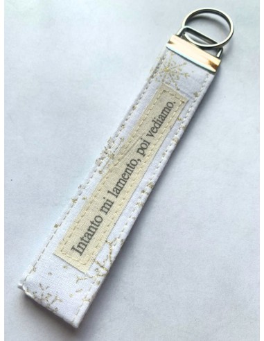 Portachiavi artigianale "Intanto mi lamento poi vediamo" - Esclusivo accessorio in stoffa bianca e oro
