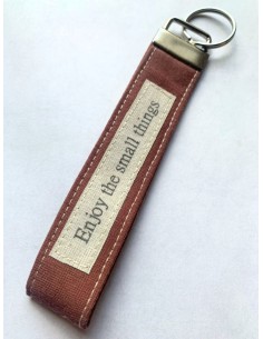 Portachiavi artigianale "Enjoy the small things" - Esclusivo accessorio in stoffa marrone