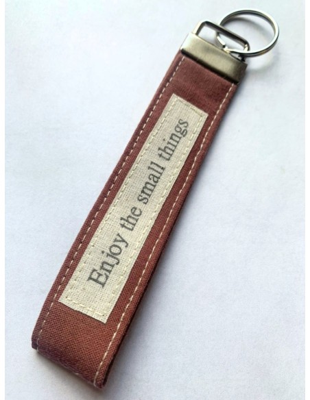 Portachiavi artigianale "Enjoy the small things" - Esclusivo accessorio in stoffa marrone
