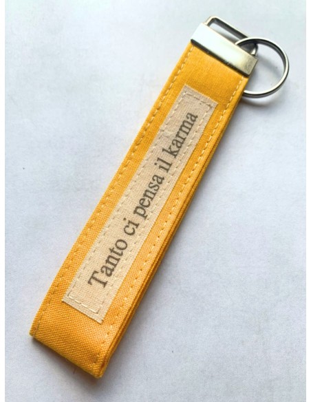 Portachiavi artigianale "Tanto ci pensa il karma" - Esclusivo accessorio in stoffa gialla