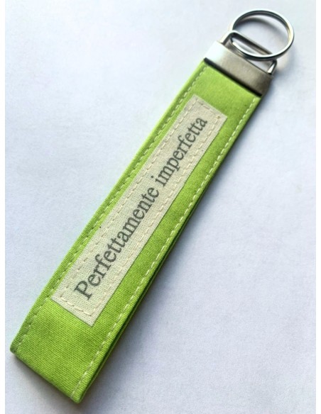 Portachiavi artigianale "Perfettamente imperfetta" - Esclusivo accessorio in stoffa verde