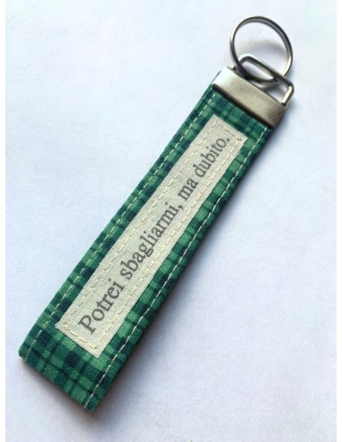 Portachiavi artigianale "Potrei sbagliarmi, ma dubito" - Esclusivo accessorio in stoffa verde