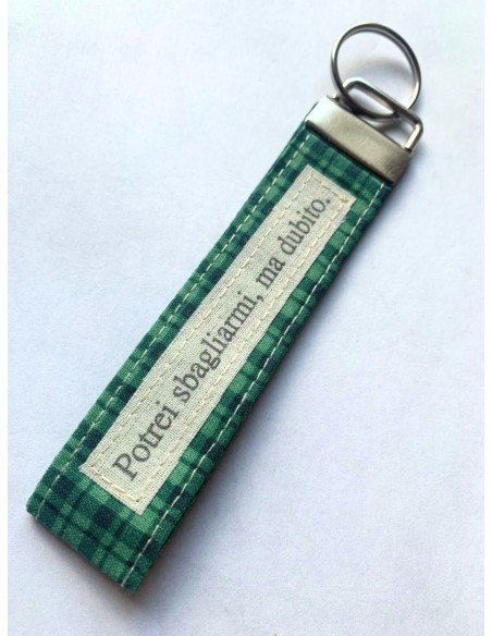 Portachiavi artigianale "Potrei sbagliarmi, ma dubito" - Esclusivo accessorio in stoffa verde
