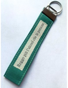 Portachiavi artigianale "Reggo più l'alcool che le persone" - Esclusivo accessorio in stoffa verde